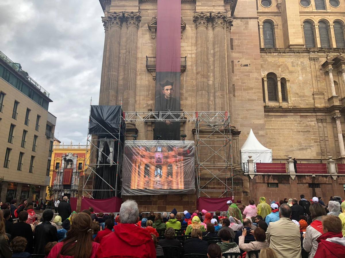 La capital vive un histórico acontecimiento. La previsión de lluvia desluce el seguimiento fuera de la basílica, donde hay numerosas sillas vacías