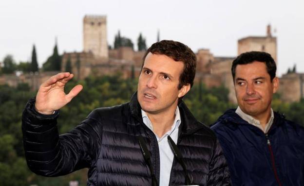 El presidente del Partido Popular, Pablo Casado (i) junto al líder regional de la formación Juanma Moreno, hoy en Granada
