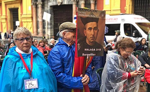 Elpúblico desafió a la lluvia para seguir el acto fuera de la basílica.