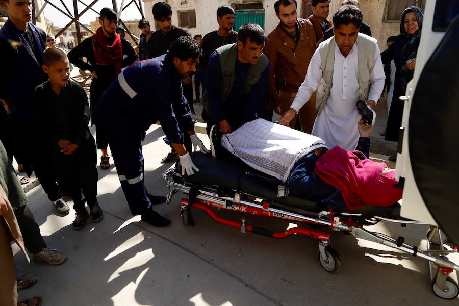 Una mujer herida es trasladada al hospital tras la explosión de una mina en un centro de votación de Kabul.