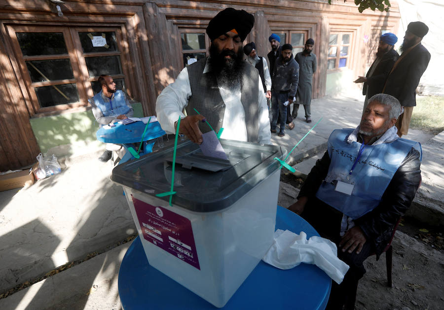 La población afgana ha hecho largas colas este sábado durante unas elecciones que han dejado varios muertos y decenas de heridos.