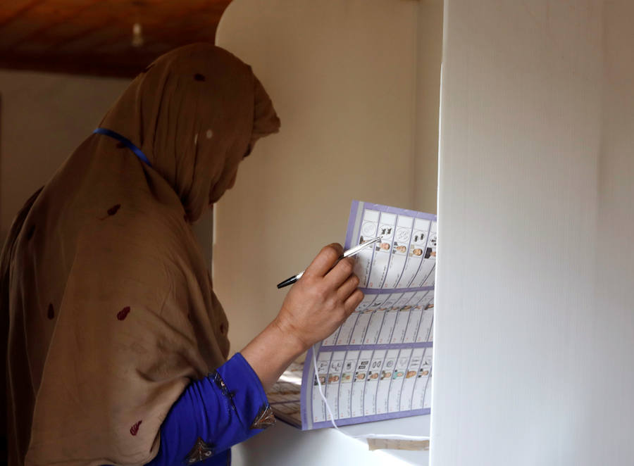 La población afgana ha hecho largas colas este sábado durante unas elecciones que han dejado varios muertos y decenas de heridos.