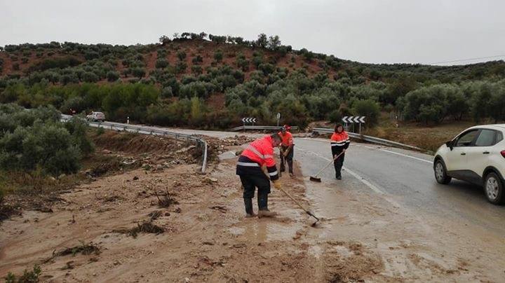 Destrozos en El Burgo recogidos por los vecinos.