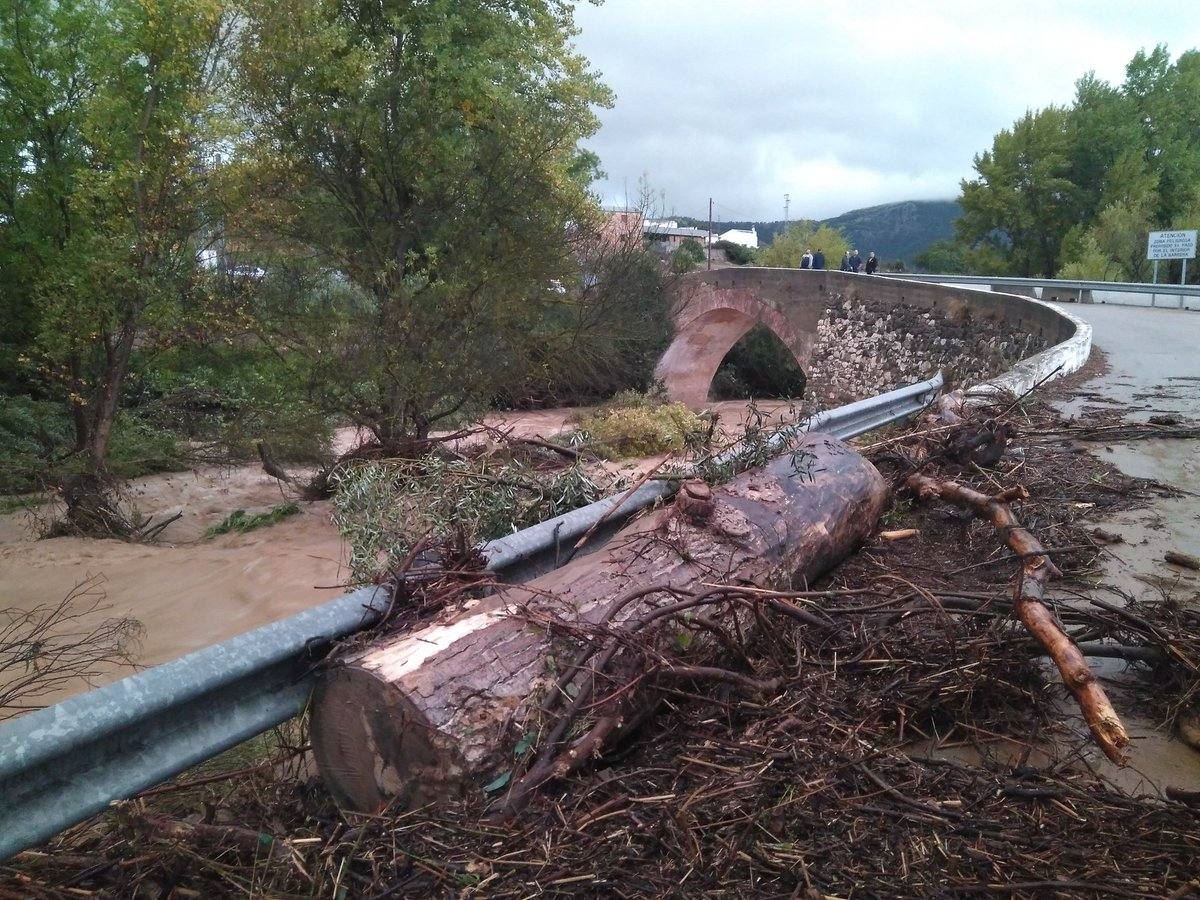 Destrozos en El Burgo recogidos por los vecinos.