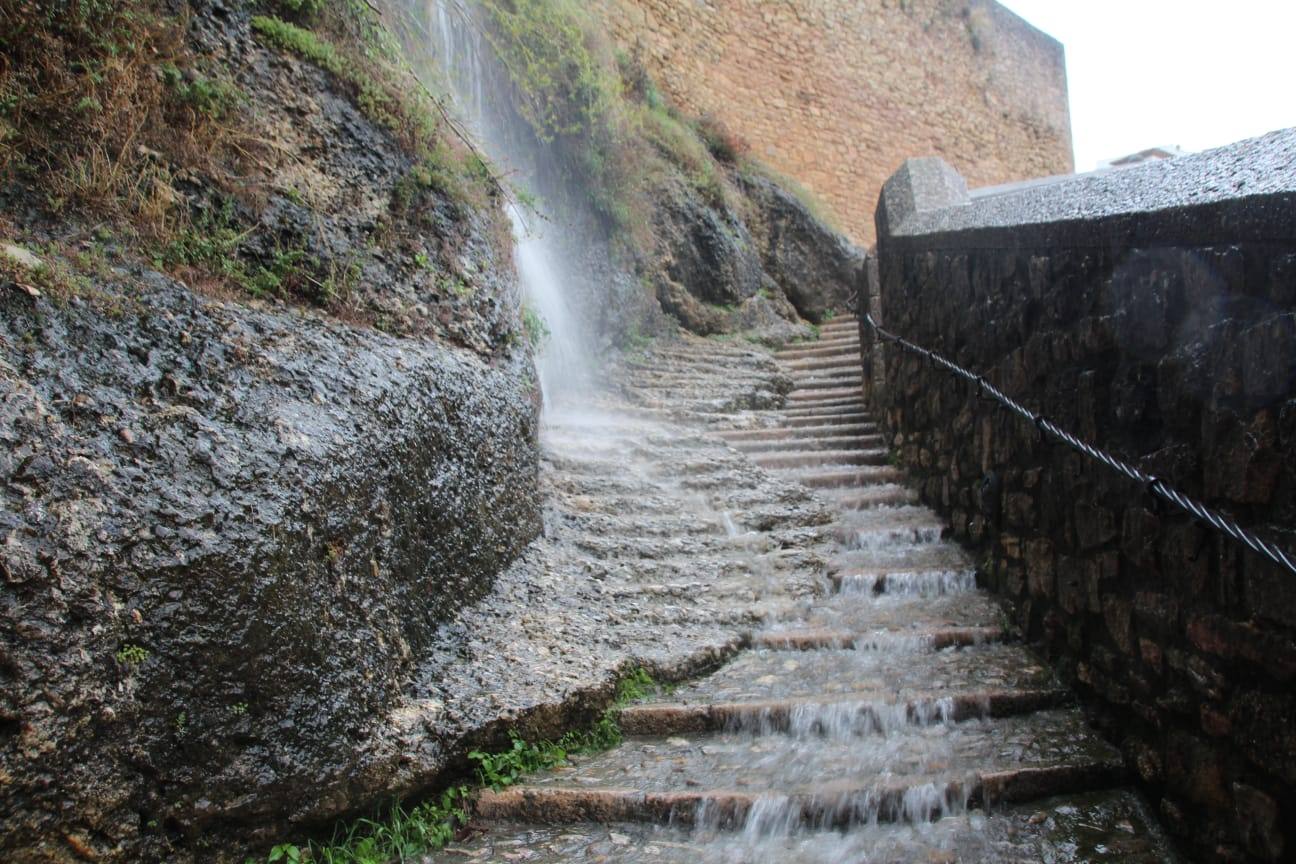 Imágenes de los Baños Árabes, donde ha caído el muro, y la escarela de acceso