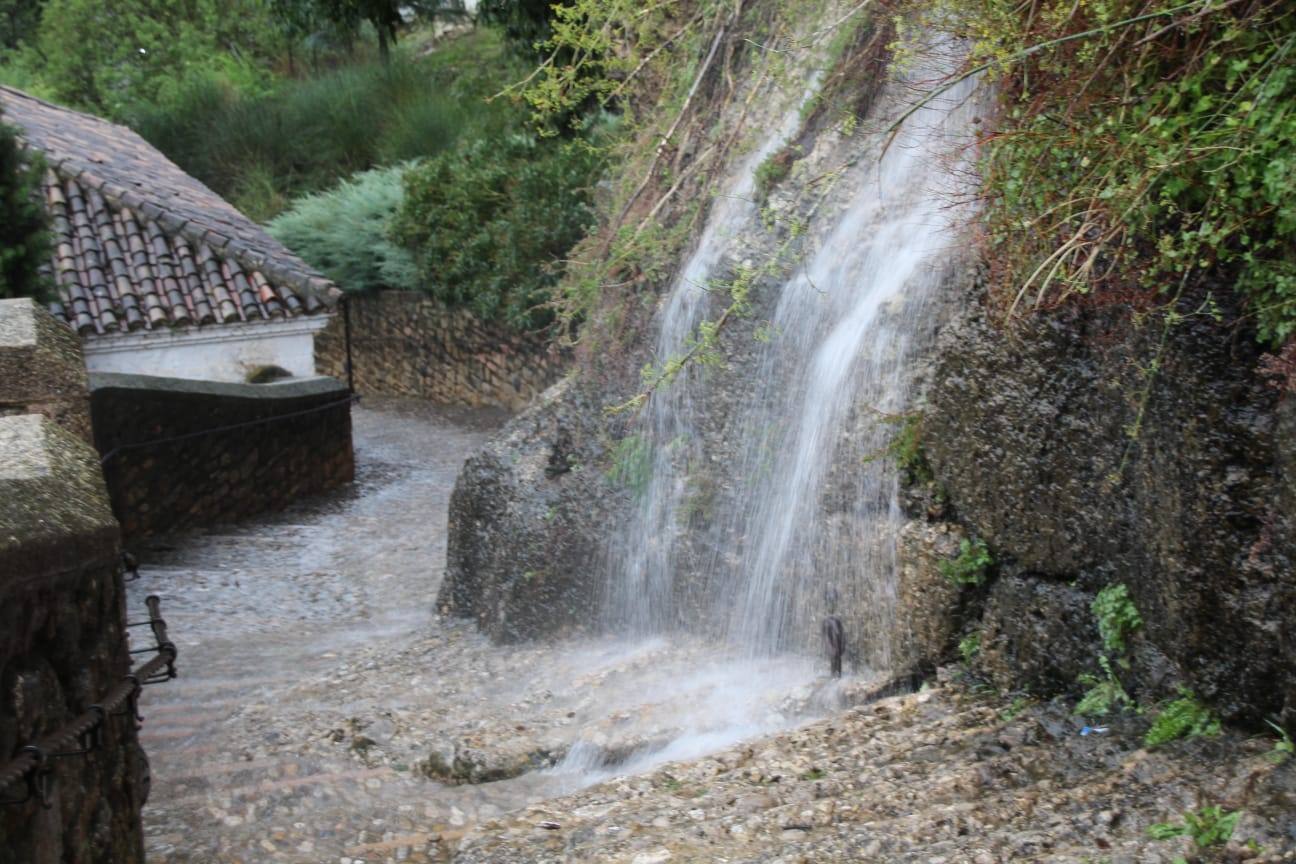 Imágenes de los Baños Árabes, donde ha caído el muro, y la escarela de acceso