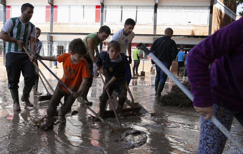 Labores de limpieza en Campillos tras la tromba, con la ayuda de la UME