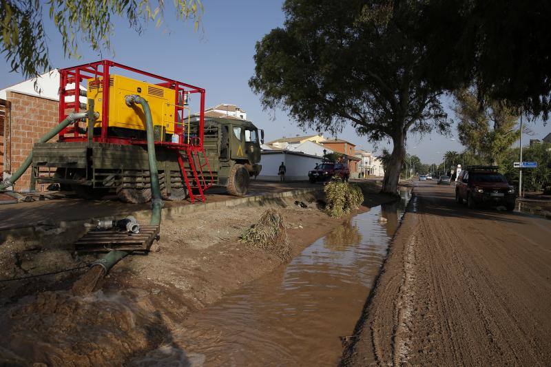 Labores de limpieza en Campillos tras la tromba, con la ayuda de la UME