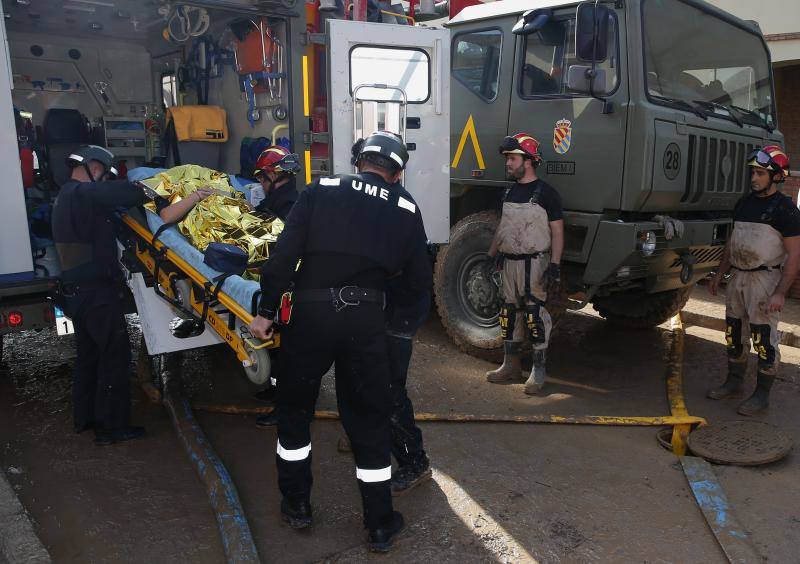 Labores de limpieza en Campillos tras la tromba, con la ayuda de la UME