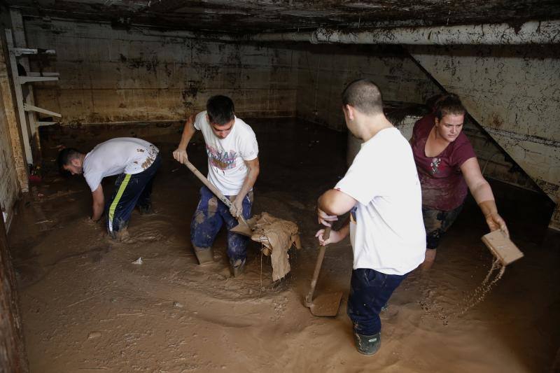 Labores de limpieza en Campillos tras la tromba, con la ayuda de la UME