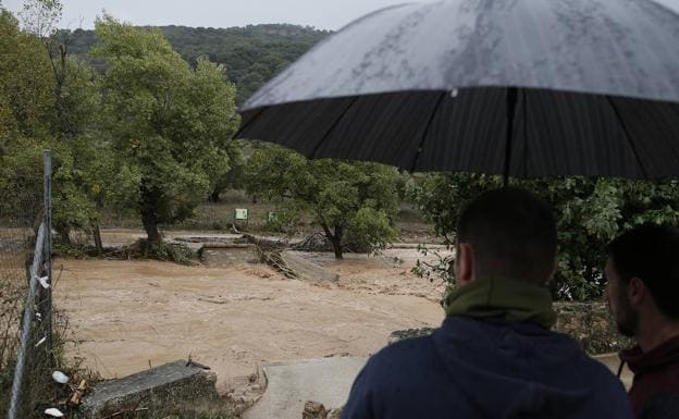 La crecida del río Guadiaro arrasa el puente de la Cueva del Gato. Vídeo: Jefatura de la Policía Local de Estepona inundada.