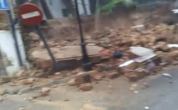 Ronda y otros municipios están sufriendo inundaciones. En el vídeo, momento en el que se cae el muro de un colegio en Ronda.. 