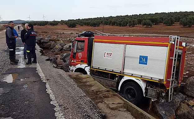 El camión de bomberos se salió de la vía. 