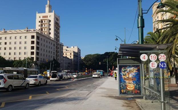 Aspecto de la zona de las paradas de autobús esta mañana. 