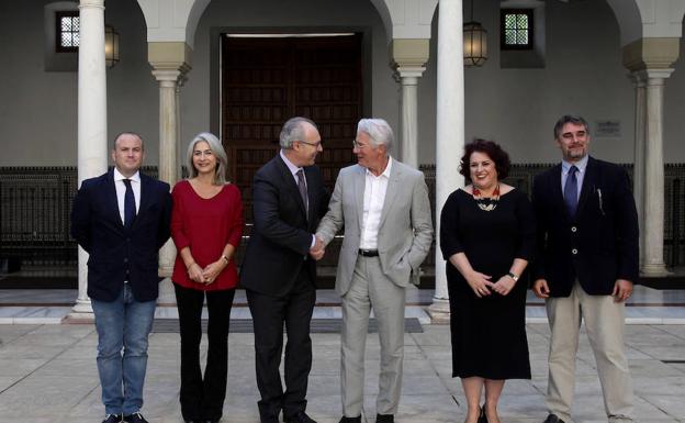 Richard Gere posa con los miembros de la Mesa del Parlamento. 