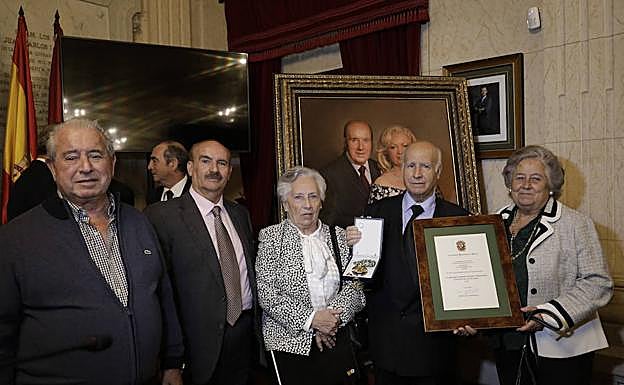Los familiares de Chiquito de la Calzada, entre ellos su hermano Tomás (con la Medalla en la mano), posan con la distinción. 