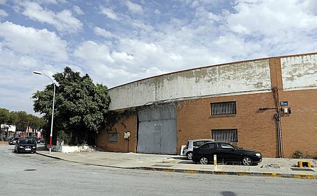 El almacén está en el polígono Santa Teresa.