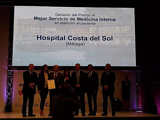 El director gerente, Torcuato Romero, con responsables del área premiada, durante la gala.