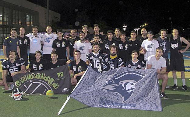 Foto de familia de los jugadores del primer equipo del Waterpolo Málaga y Los Corsarios.