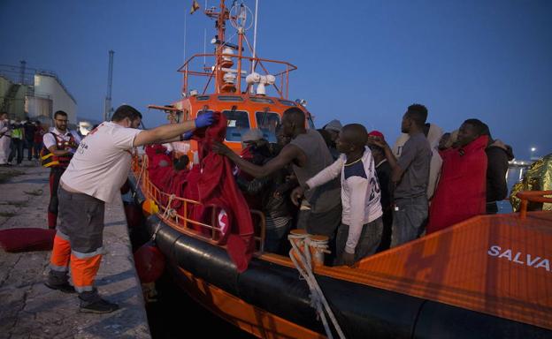 Migrantes llegando al puerto de Málaga. Imagen de archivo