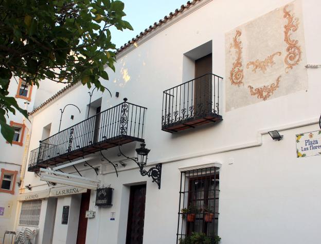 La antigua casa consistorial ya luce la pintura mural del siglo XIX