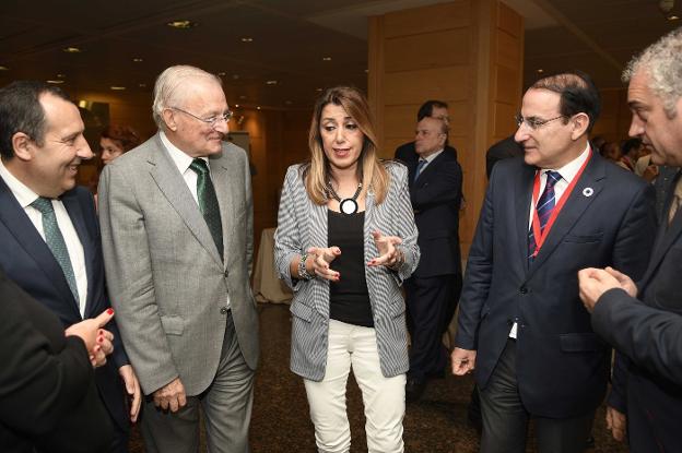 Susana Díaz, junto al presidente de Unicaja, Manuel Azuaga, Javier González de Lara, José Luis Ruiz Espejo y Javier Carnero. 