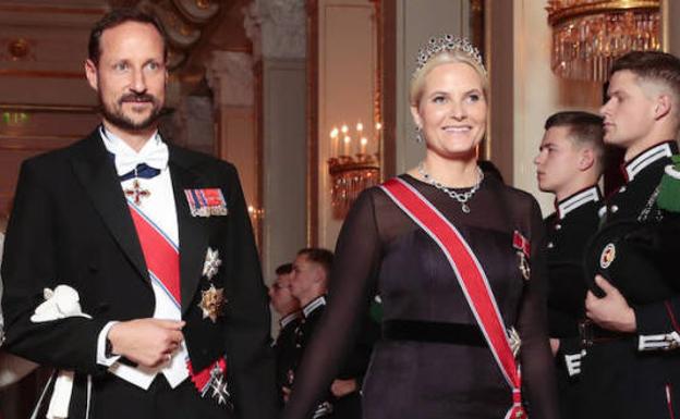 Mette-Marit y Haakon de Noruega, en la cena de gala. 