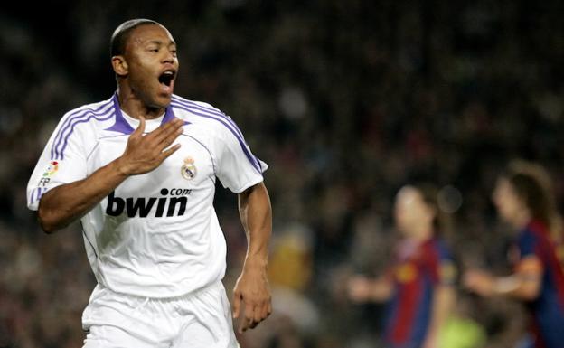 Julio Baptista celebra el gol que le dio la victoria al Real Madrid en el Camp Nou el 23 de diciembre de 2007. 