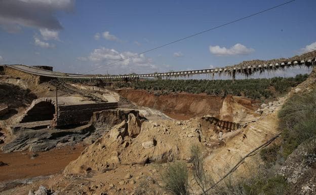 Estado en el que quedaron las vías en la línea Bobadilla-Algeciras tras la riada. 