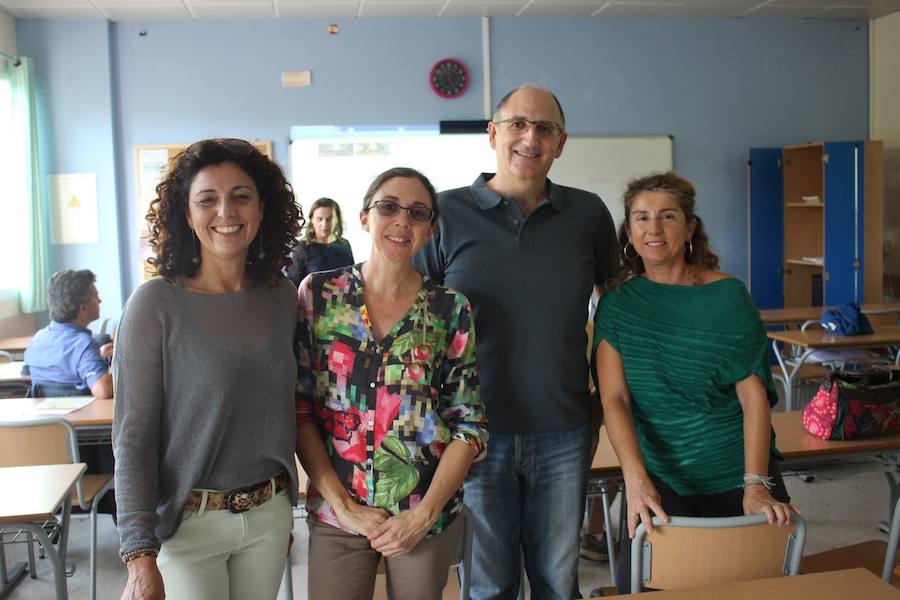 La Escuela de Padres del Liceo Francés organiza una charla sobre alimentación infantil. En la foto, Ruth Ortega, Concha García, Manuel López y Adelaida Álvarez.