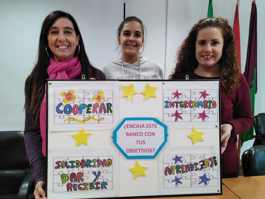 Los Bancos del Tiempo organizan una jornada de puertas abiertas. En la foto, Sonia García, Mónica Cabrera y Eva Portillo.