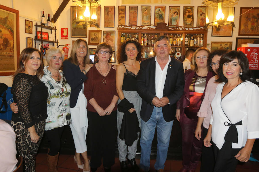 El Pimpi acoge una cena de gala a beneficio de la Asociación de Personas con Alzheimer. En la foto, Pepe Cobos, impulsor del encuentro, con miembros de las asociaciones del cáncer y alzhéimer de Coín.