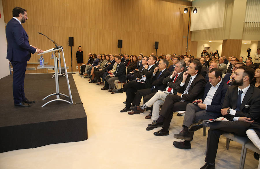 El consejero de Turismo y Deporte de la Junta de Andalucía, Francisco Javier Fernández, ha participado en un Foro SUR en el hotel NH Málaga