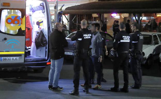 Agentes de Policía y servicios de Emergencias en la zona de Torremolinos donde ocurrieron los hechos.