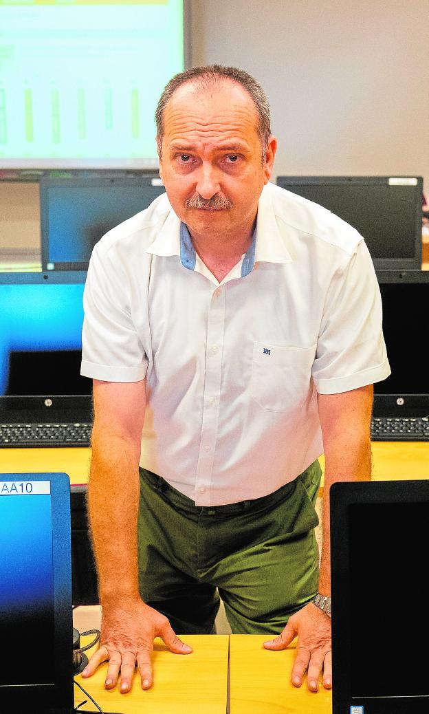El profesor de la UMA Sergio Gálvez, durante la entrevista.