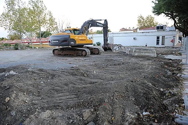 Las máquinas trabajan desde ayer en la parcela donde se levantará el nuevo centro de salud, junto al actual ambulatorio. 