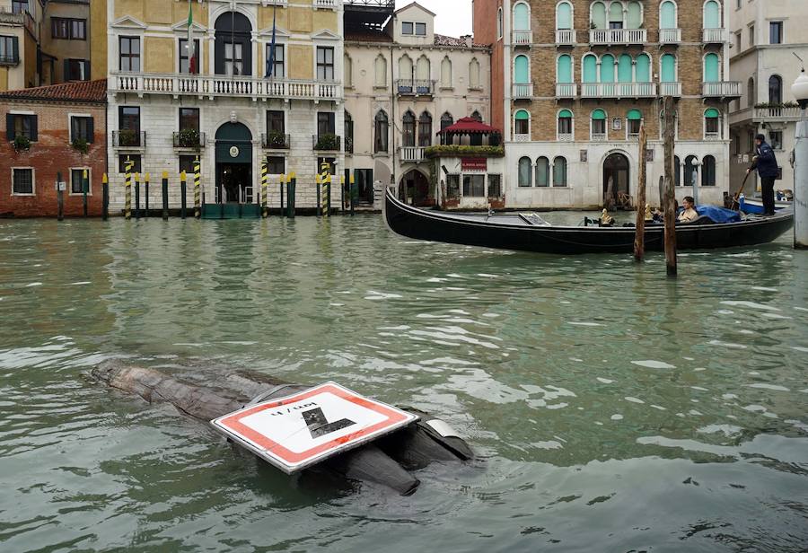 Nueve personas han fallecido en Italia a causa del temporal de fuertes vientos y lluvias torrenciales que mantiene en alerta a varias regiones del país, después de la caída de árboles y el desbordamiento de algunos ríos, según los medios italianos.