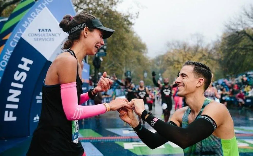 Niña de 10 años ayuda a su mamá a cruzar la meta de una maratón en EE.UU.