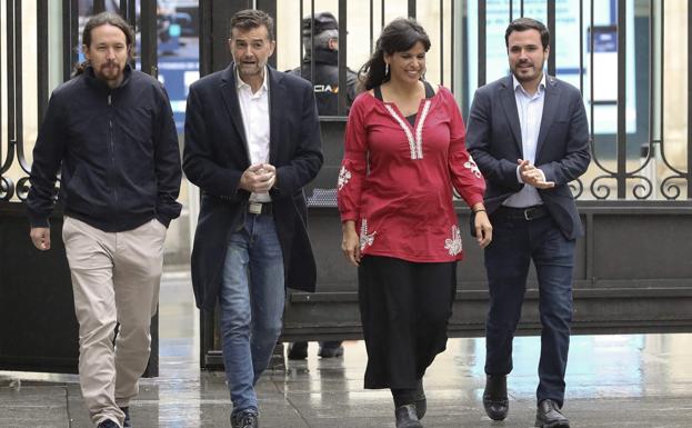 Pablo Iglesias, Antonio Maíllo, Teresa Rodríguez y Alberto Garzón, ayer en el Congreso.