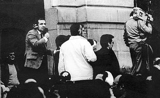 Imagen principal - Arriba 'La noche de los transistores'. El país estuvo pendiente de las emisoras tras el intento de golpe de Estado y la irrupción del teniente coronel Tejero y decenas de guardias civiles en el Congreso el 23-F de 1981. Abajo, la Transición, como se conoce a los primeros años posteriores a la muerte de Franco, fue rica en noticias de gran calado histórico, como la legalización del Partido Comunista. Y Salvador Allende, en su última imagen en el Palacio de la Moneda el día del golpe de Estado de Pinochet en Chile. Abajo, una campaña solidaria del programa 'Ustedes son formidables' 