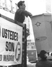 Imagen secundaria 2 - Arriba 'La noche de los transistores'. El país estuvo pendiente de las emisoras tras el intento de golpe de Estado y la irrupción del teniente coronel Tejero y decenas de guardias civiles en el Congreso el 23-F de 1981. Abajo, la Transición, como se conoce a los primeros años posteriores a la muerte de Franco, fue rica en noticias de gran calado histórico, como la legalización del Partido Comunista. Y Salvador Allende, en su última imagen en el Palacio de la Moneda el día del golpe de Estado de Pinochet en Chile. Abajo, una campaña solidaria del programa 'Ustedes son formidables' 