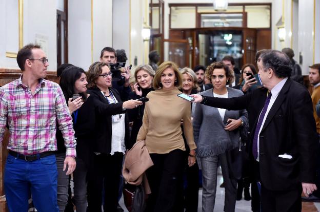 Cospedal entra en el Congreso
el martes por la noche rodeada
de periodistas para acudir a
votar. :: Fernando Villar / efe