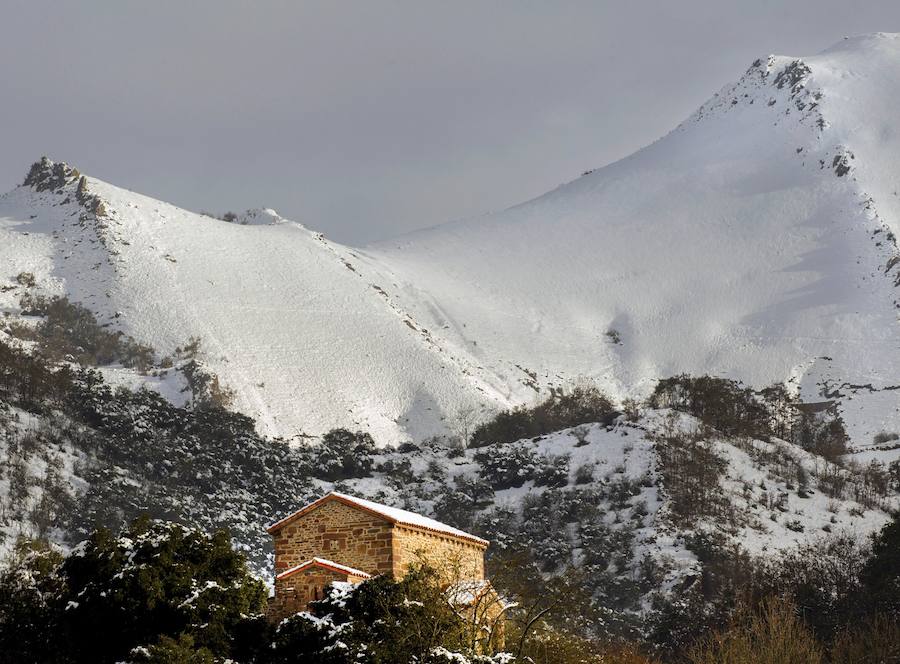 Los efectos del temporal de frío y nieve han llegado a Asturias, al Sistema Central y han dejado un manto blanco en Sierra Nevada