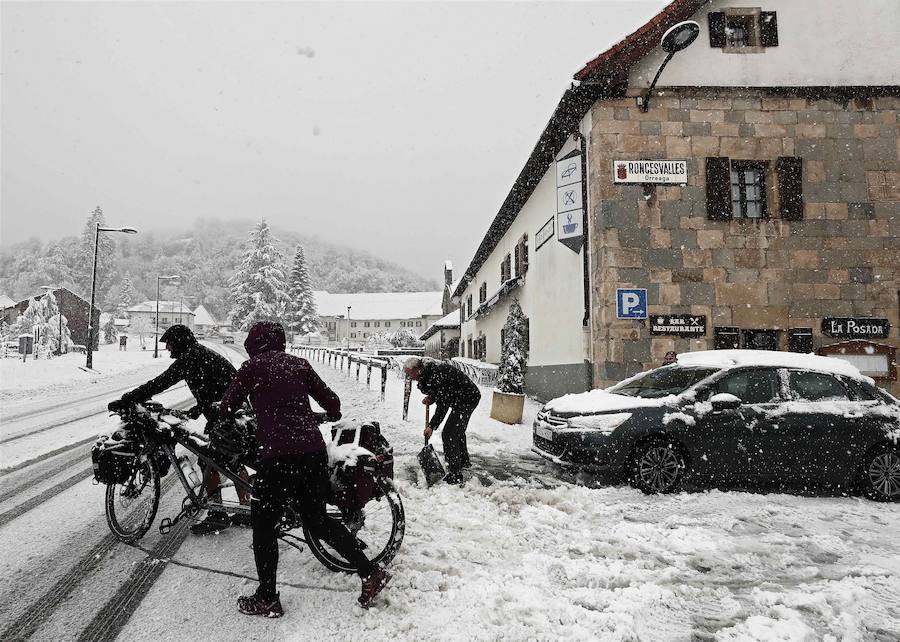 Los efectos del temporal de frío y nieve han llegado a Asturias, al Sistema Central y han dejado un manto blanco en Sierra Nevada