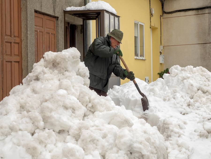 Los efectos del temporal de frío y nieve han llegado a Asturias, al Sistema Central y han dejado un manto blanco en Sierra Nevada