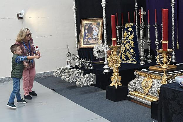 Uno de los visitantes más jóvenes de la muestra señala entusiasmado una mesa de trono. 