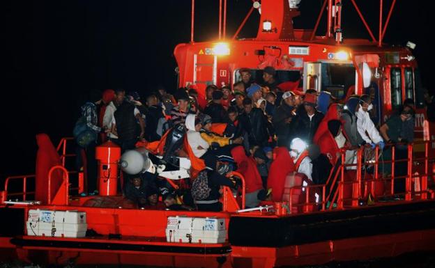 Migrantes en aguas de Alborán en una imagen de archivo