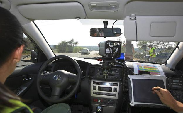 Control de velocidad de la Agrupación de Tráfico de la Guardia Civil.