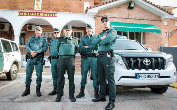 Los guardias Guti y Toni, el capitán Bernabé y los sargentos Carmona y Javier, durante la entrevista en el cuartel de Coín.