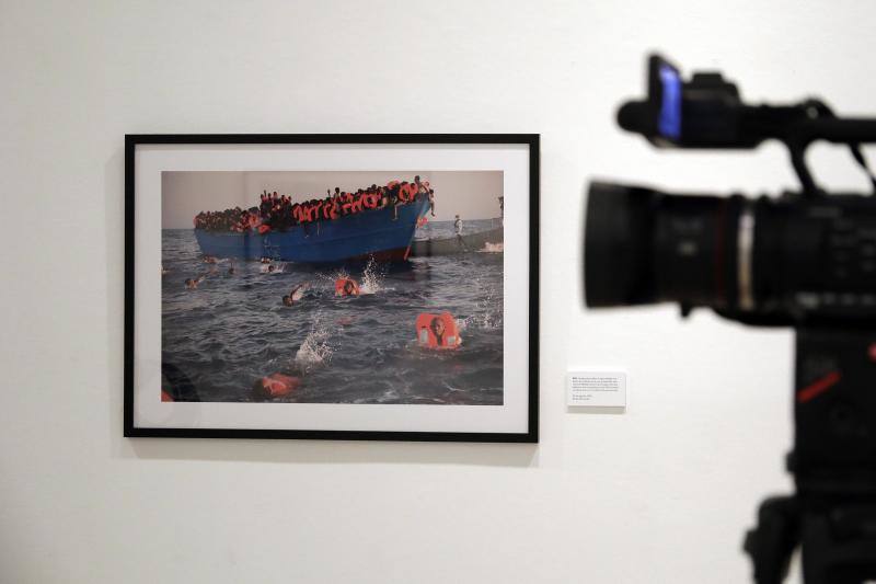 Los fotógrafos Emilio Morenatti y Manu Brabo reúnen su trabajo sobre los migrantes en esta exposición en Málaga 